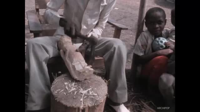 Scènes de vie dans un village africain (fête, danse, artisanat)