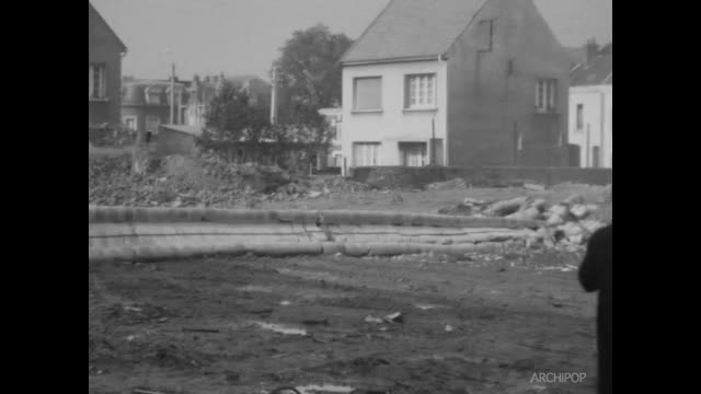 Cheminée école batiment - Crix casse gros oeuf Pâques au 153. 1965 N/B